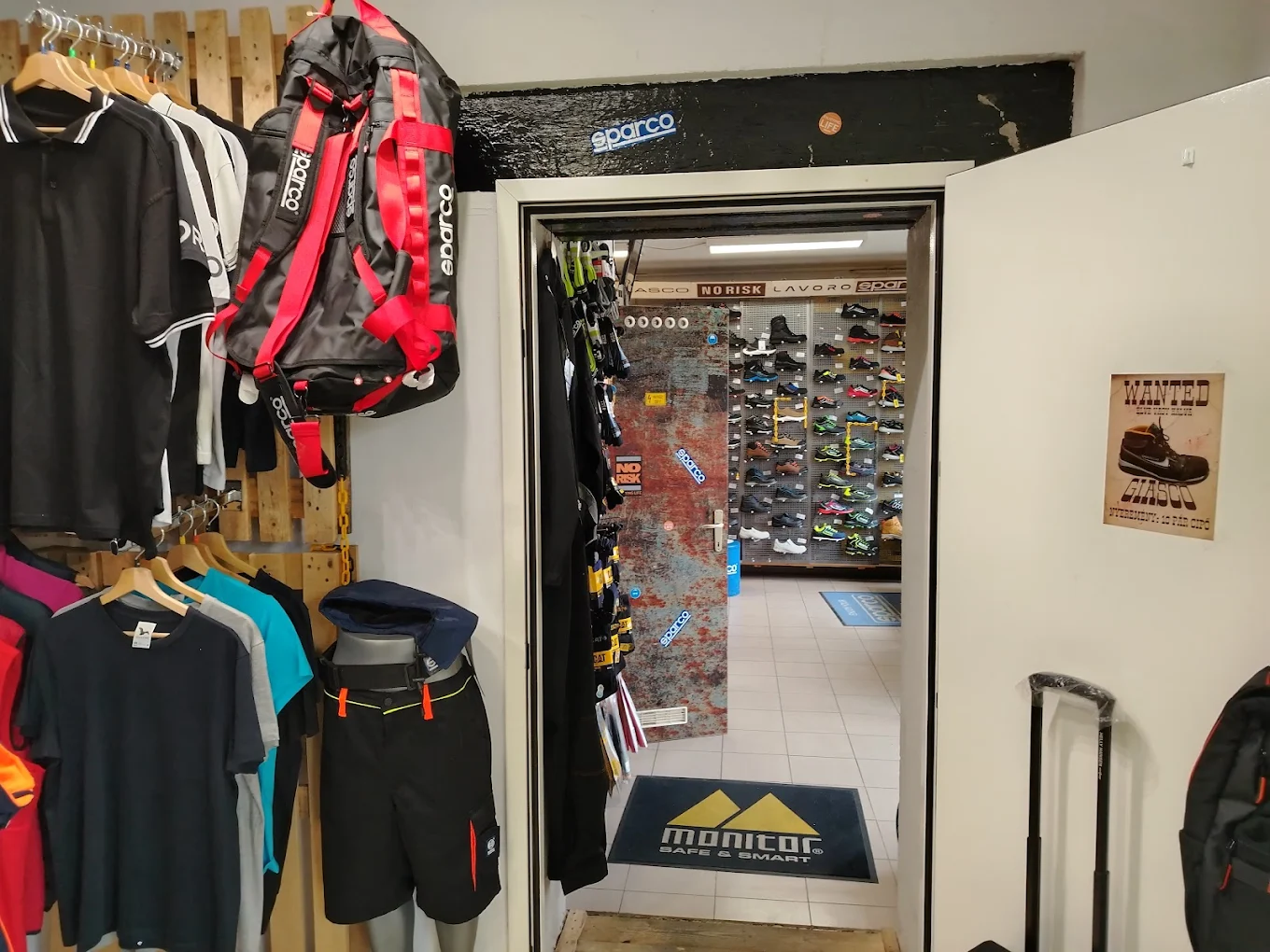 Üllői úti üzlet – munkaruházat polcok 2